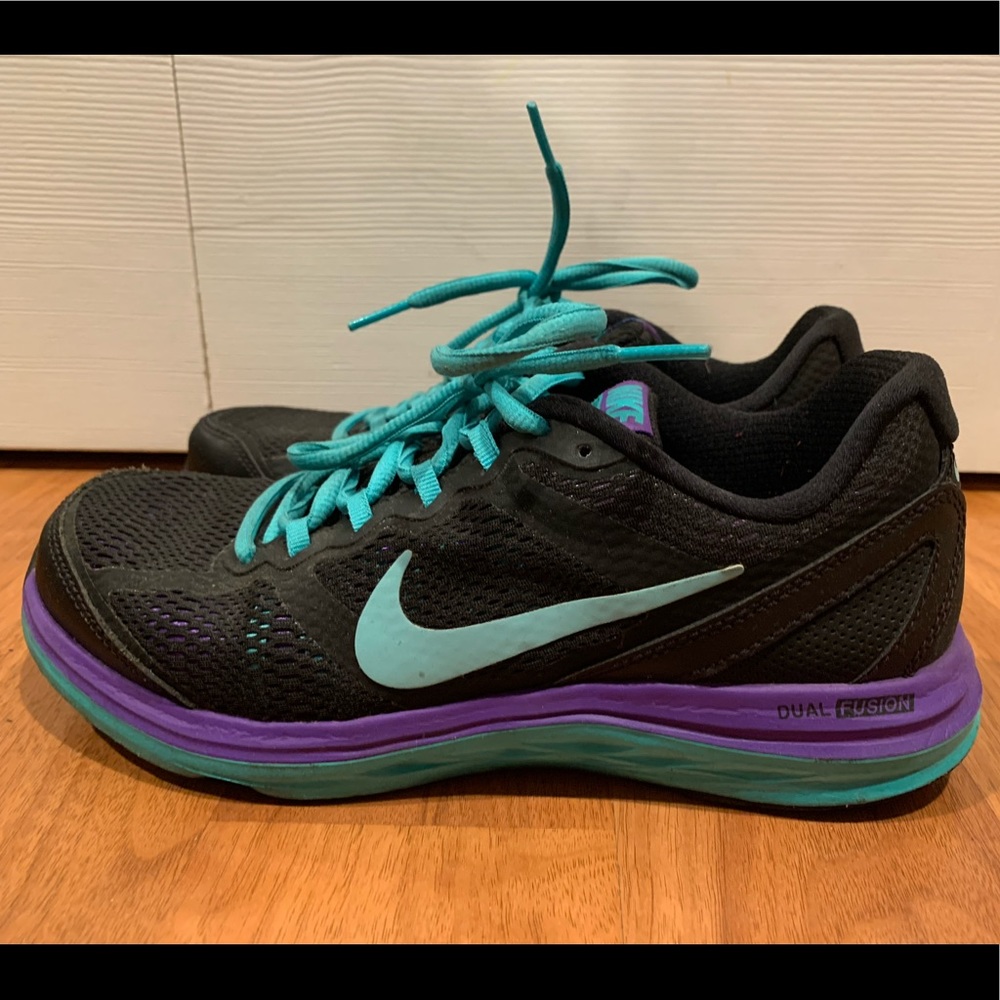 Woman’s Nike Dual fusion running shoes